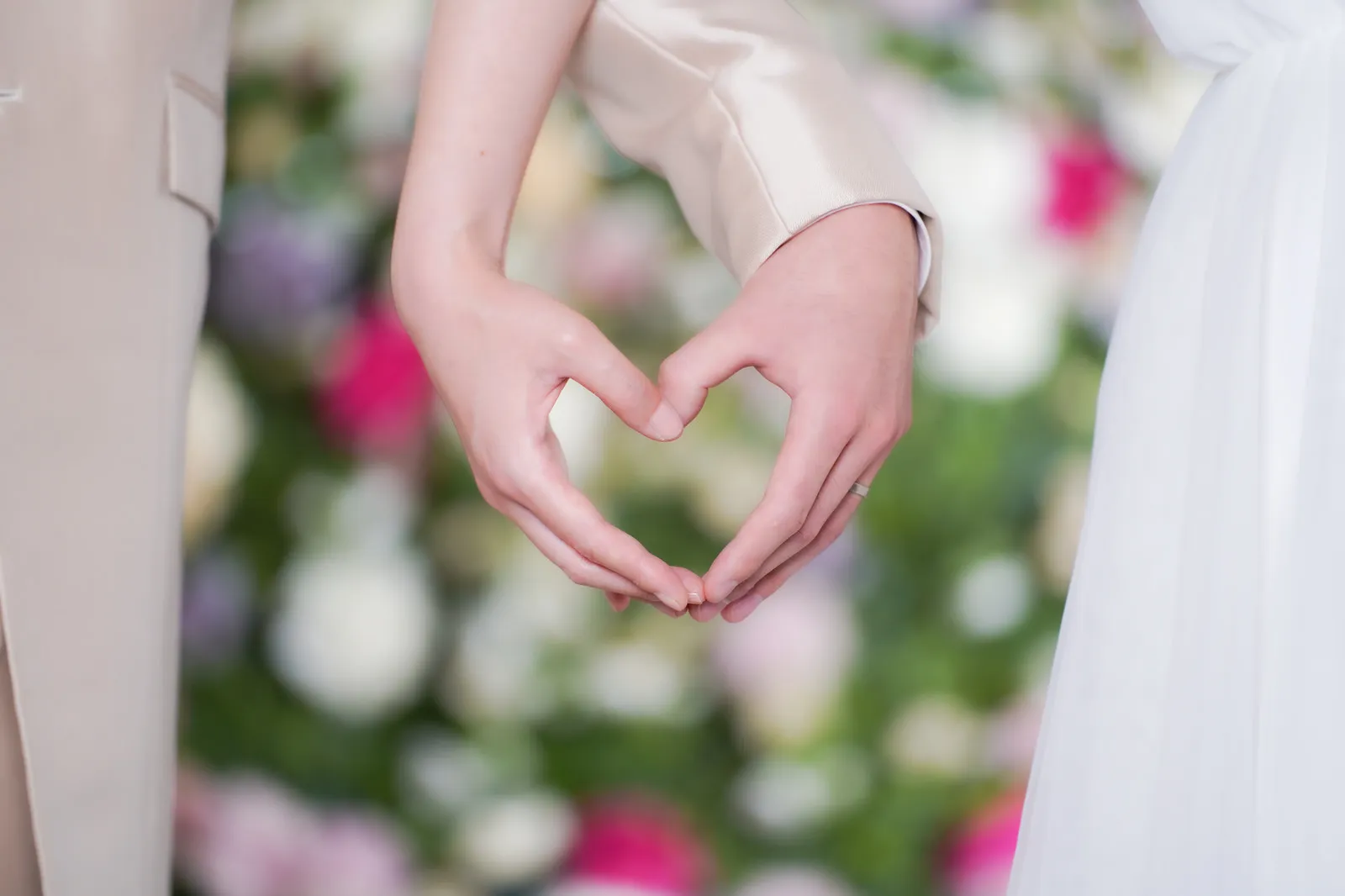 ご縁を象徴する新郎新婦の手でつくるハート